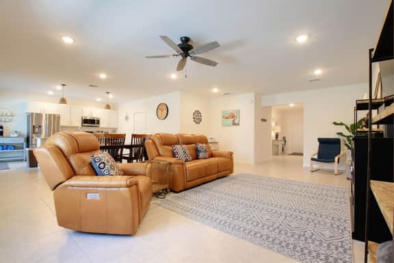 Pristine Newly Heated Pool Home Centrally Located - Image 4